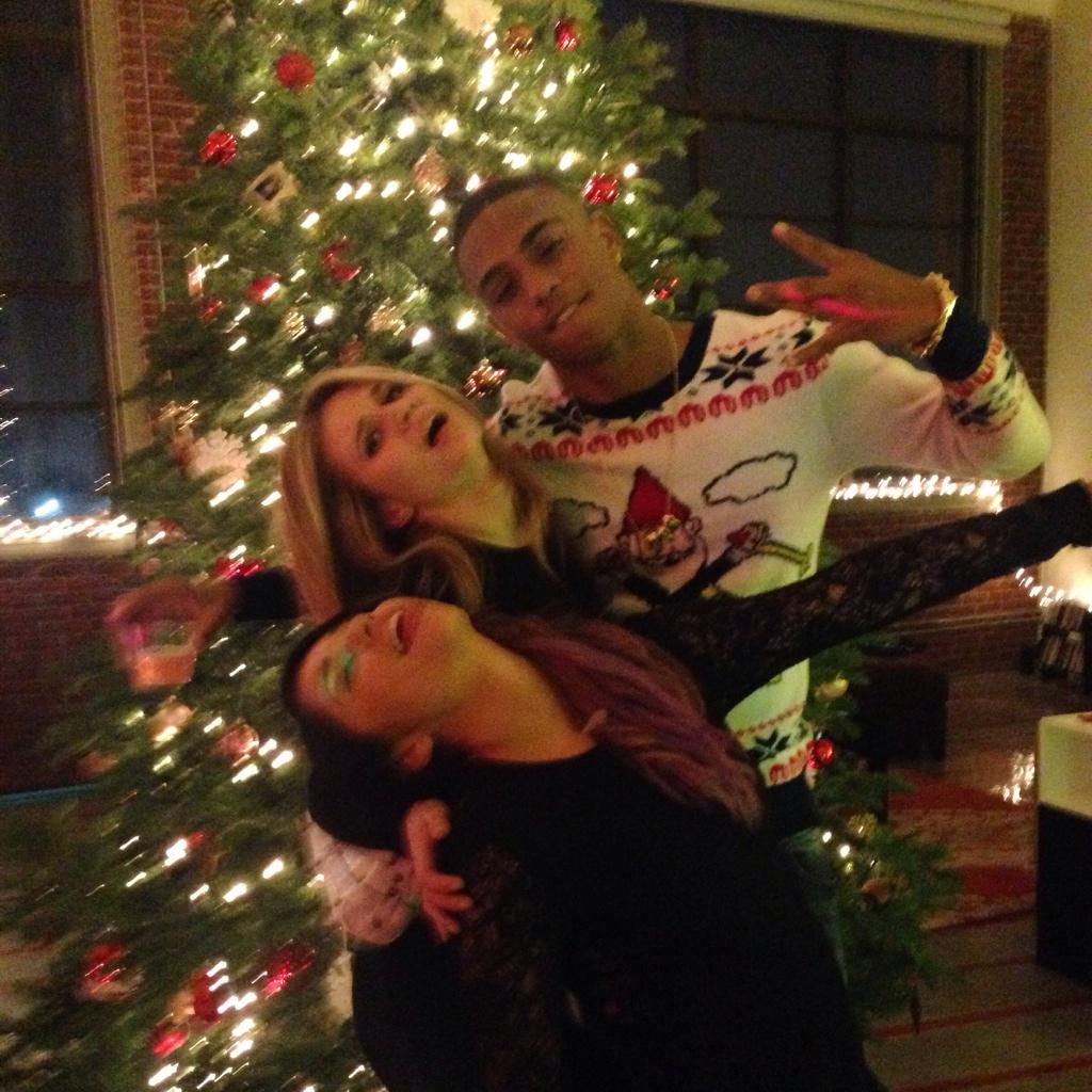 YvetteMonreal's tweet photo. I don't care if this picture is blurry. I just love them💘🎄 that's all🎁🌟 @KeithTPowers @therealritavolk http://t.co/ncI3tgT0Tp