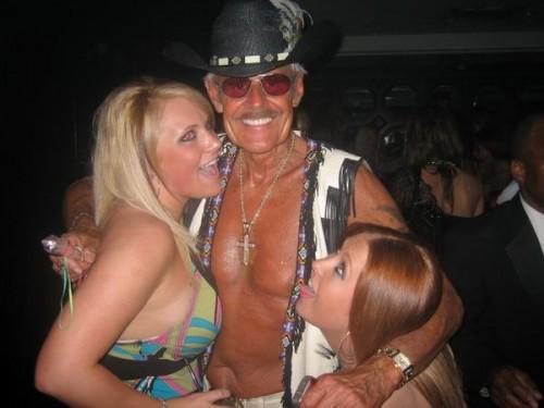 _dbagswag's tweet photo. Grandma is in the hospital while #douchebag grandpa is out pulling some #SaturdaySluts. #Douchebagswag http://t.co/AzH5rQMrp2