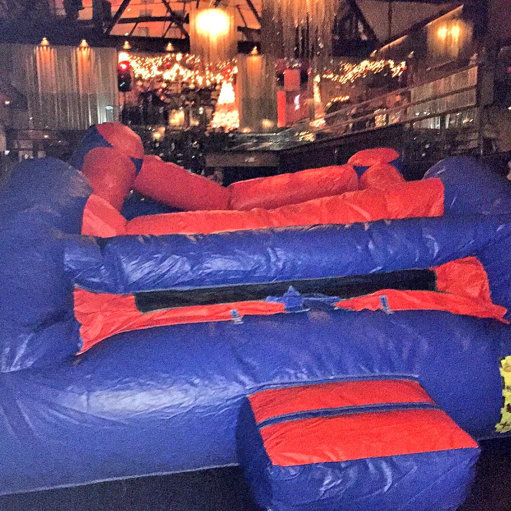 DanaZajaros's tweet image. So This happened tnt..#Moonbounce #beso #HowOldAreWe?!