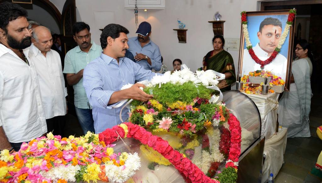 ysrcp_'s tweet photo. Y.S.Jaganmohan Reddy paying tributes to Nandamuri Janakiram at his residence. http://t.co/CyQlfAqALq