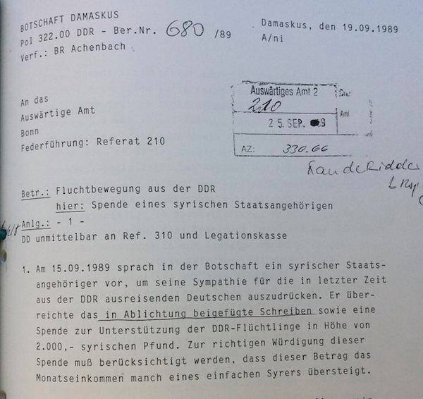 1989: Ein Syrer spendet in der deutschen Botschaft ein Monatsgehalt für DDR-Flüchtlinge. /via <a href="/unoflucht/">UNO-Flüchtlingshilfe</a>