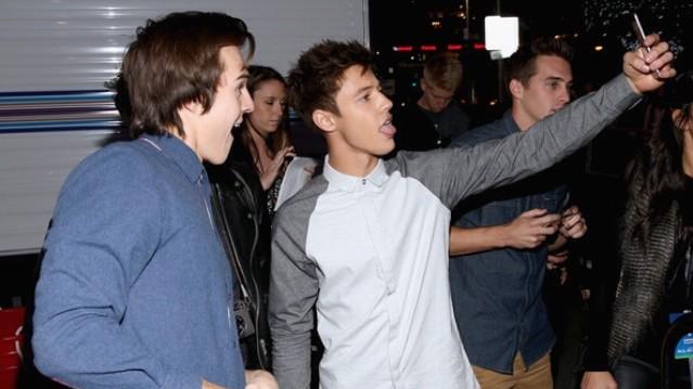 UpgradeCameron's tweet photo. Cameron Dallas no KIIS FM’s Jingle Ball 2014, dia 05/12 em Los Angeles, California. #3 http://t.co/opiLBTciQE