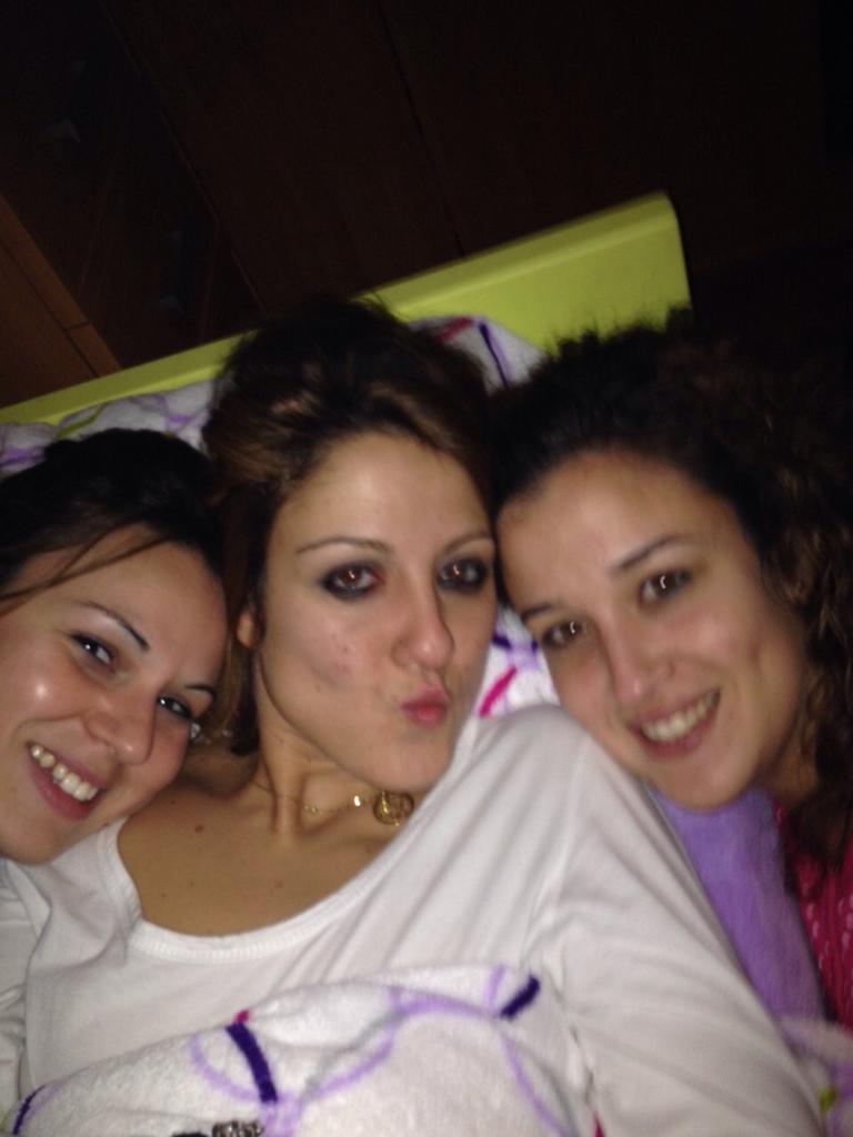 gemaperez88's tweet photo. Nada mejor q amanecer al lado de ellas . Estupendo dia y noche y vamos a por otro dia 😘😘😘 http://t.co/Tye3b44EtT