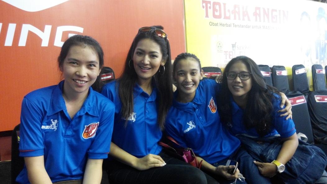 nblindonesia's tweet photo. Kak @selenamaria_  dan teman2 dari @MP_Predators lg nonton pertandingan @ASPAC_JAKARTA  VS @stadiumbasket !! http://t.co/BxGL9yFj7x