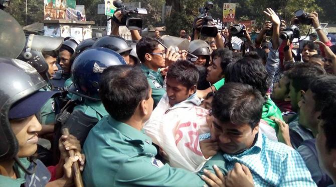 dailystarnews's tweet photo. UPDATE: 13 hurt, 3 held after police attack #DhakaUniversity admission seekers http://t.co/p0sXsmWmsZ #entrytests http://t.co/u4Lu1bYanX