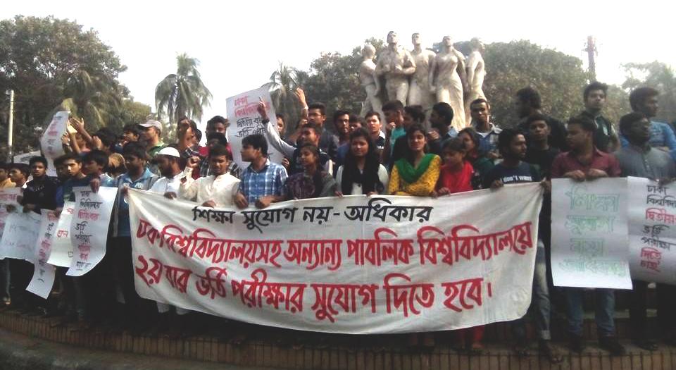 dailystarnews's tweet photo. UPDATE: 13 hurt, 3 held after police attack #DhakaUniversity admission seekers http://t.co/p0sXsmWmsZ #entrytests http://t.co/u4Lu1bYanX