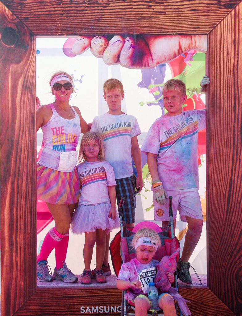 RachTHughes's tweet image. Thanks for the great family shot #samsung #ColorRunDubai #ColorRunUAE #ILoveColor #family