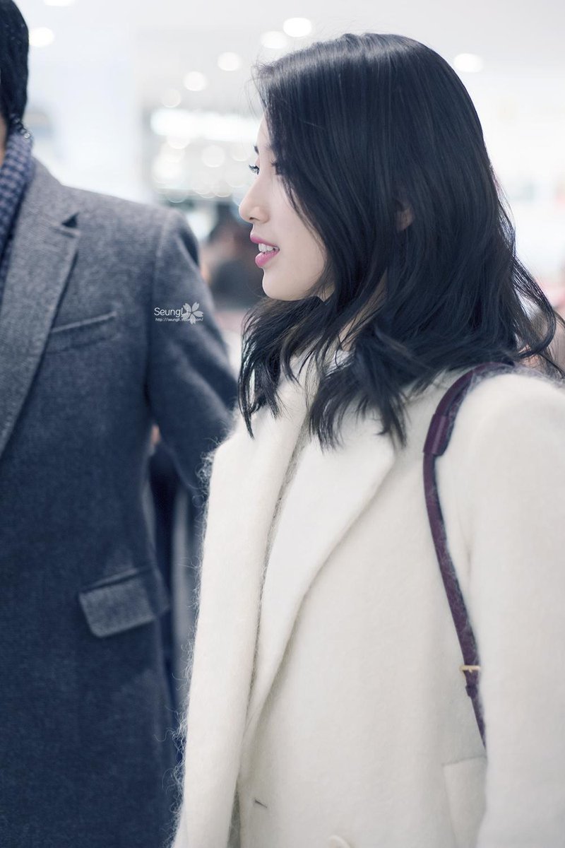 BaeSuz94_'s tweet photo. RT @.SeungLi_iu: [14.12.07] 잠실 롯데백화점 수지(@missA_suzy) 빈폴 팬싸인회 직찍 포스팅 by. 승리

http://t.co/OueQZU8FJM http://t.co/nnwHc2qOlH"