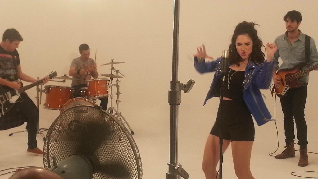 WebTiniLodoIT's tweet image. Lodovica en el backstage del videoclip de #IOnlyWantToBeWithYou. 👍☺💖
Cc. @lodocomello