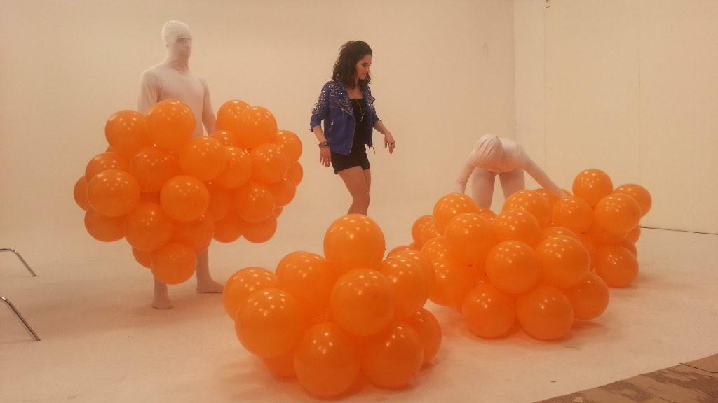 WebTiniLodoIT's tweet image. Lodovica en el backstage del videoclip de #IOnlyWantToBeWithYou. 👍☺💖
Cc. @lodocomello