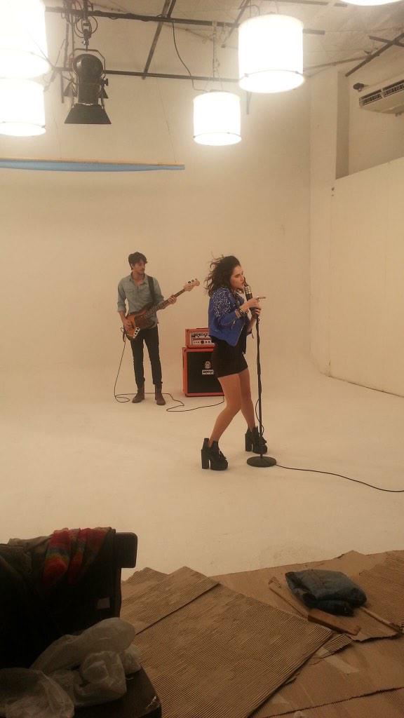 WebTiniLodoIT's tweet image. Lodovica en el backstage del videoclip de #IOnlyWantToBeWithYou. 👍☺💖
Cc. @lodocomello