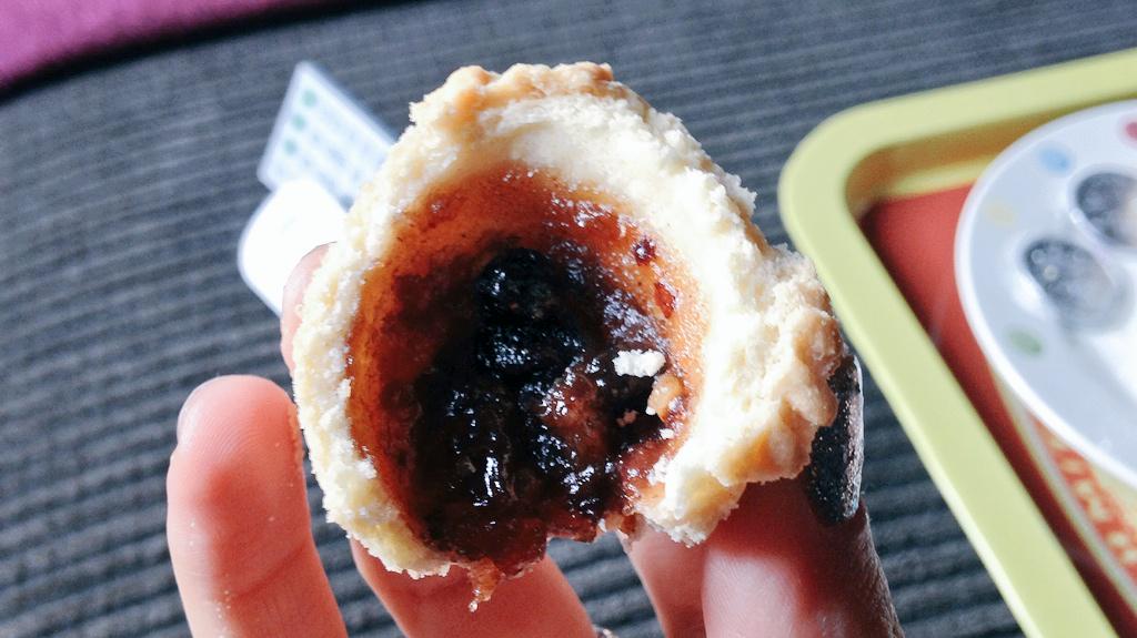 LizzieMorgan's tweet photo. Really looking forward to #aldi mince pie... Think they forgot half the filling!! http://t.co/5TEu9ULm0t