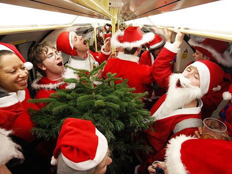 bucketify's tweet photo. Santa Clauses descend on London for #Santacon2014 http://t.co/Ehe9XrmRPd