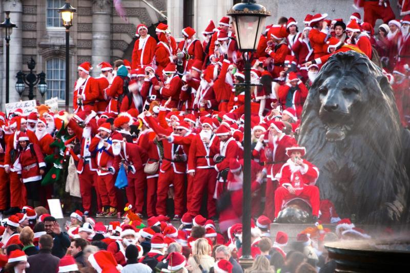 bucketify's tweet photo. Santa Clauses descend on London for #Santacon2014 http://t.co/Ehe9XrmRPd