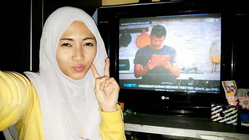 anyuunnnn's tweet image. Bastian lucunya pake kostum..kocak bgt nih acara @netmediatama #NETMiliuner_2 #TMG_NET clue TM