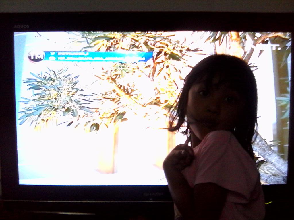 alse_elsa's tweet photo. adikku pengen ikutan selfie hihi
#clue_TM
#tmg_net
 @netmediatama 
#NETMiliuner_2 http://t.co/55PMPHCbtK
