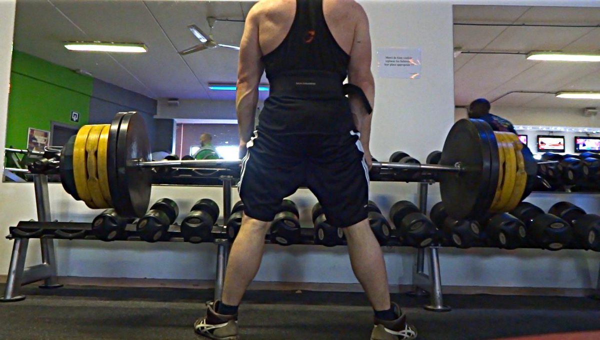JeanOncheMuscle's tweet photo. Le dimanche matin, certains dorment, certains prient ou font du spinning, moi je joue avec 220kg ! #deadlift #485lbs http://t.co/qnT2w4sMQA