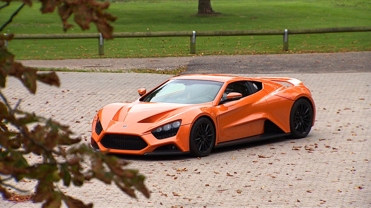 donjackkk's tweet photo. Modelo Zenvo é feito artesanalmente e tem design inspirado na postura de ataque dos leões: http://t.co/cHZJIdJYqR http://t.co/KcbijwEjsS"