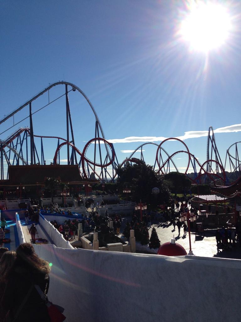 Vikoh87's tweet photo. Disfrutando de#portaventura con @nmarfil89 con las decoraciones de Navidad. http://t.co/yb0sBH28u6