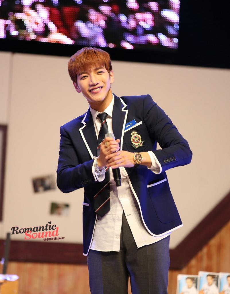 B4QcFolCEAAVC7D.jpg:large