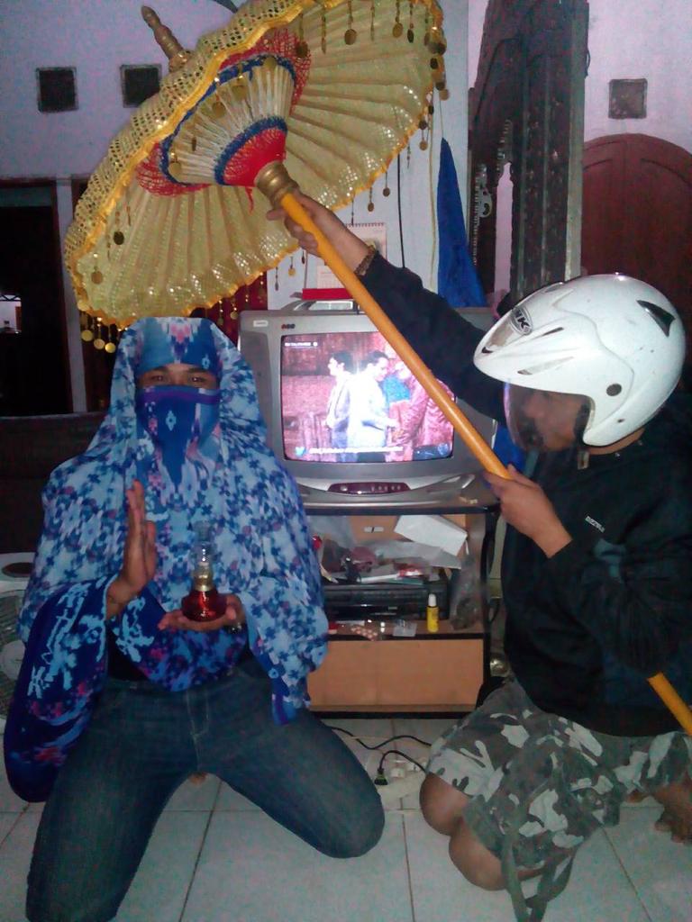 Lucyputy's tweet photo. @IniTalkShow #NETMILIUNER_3
Seorang pendekar yang menyempatkan diri menonton NETtv sebelum bertarung http://t.co/ZYq2LDUgsh