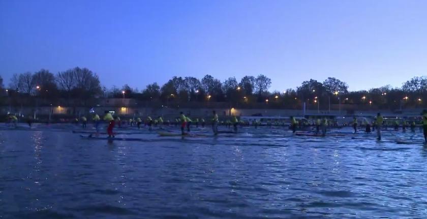 afpfr's tweet photo. Traversée de Paris en stand up paddle http://t.co/6twV3PGbl0 #AFP http://t.co/o895QRVvwz