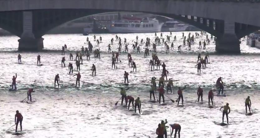 afpfr's tweet photo. Traversée de Paris en stand up paddle http://t.co/6twV3PGbl0 #AFP http://t.co/o895QRVvwz