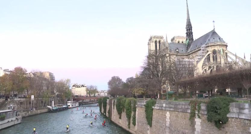 afpfr's tweet photo. Traversée de Paris en stand up paddle http://t.co/6twV3PGbl0 #AFP http://t.co/o895QRVvwz