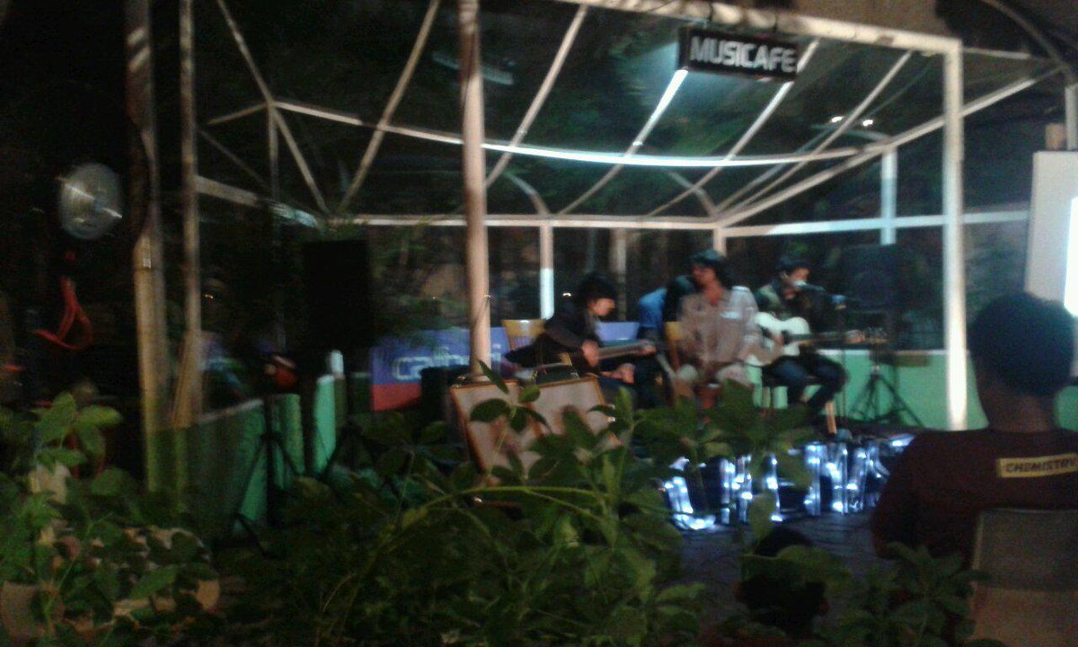 Giliran band dr Satisfied nih...... cie cewe2 pd betah banget liatinnya hehe