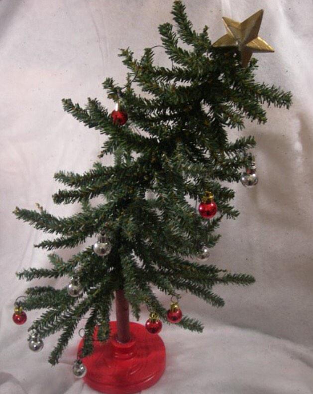 LadyShowerhead's tweet photo. Christmas has arrived at The Mansion House. As-if the butler went out on the estate and brought a suitable tree back! http://t.co/fCvNEF9Rki