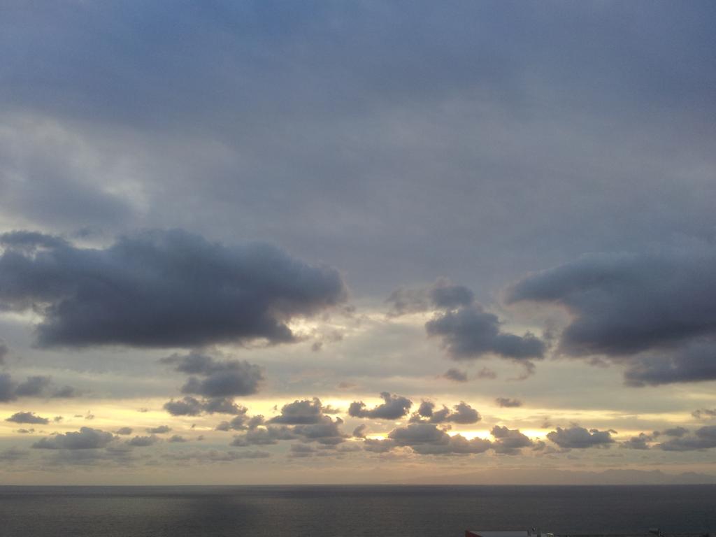 Tenerife_Ocio's tweet photo. Nubes para empezar el día en #Tenerife @MMarioPhoto @MeteoRTVC @VaikraAna @Rub_dc @Canary_Fly @canarias_es http://t.co/vjeQ2GRijQ