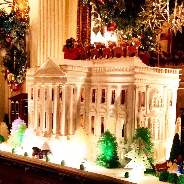 whphotos2013's tweet image. White House gingerbread #happyholidays #boandsunny #santaontheroof 🎄🐾 #whitehousephoto wh.4rum.eu