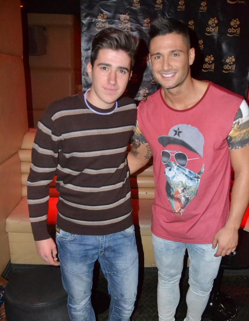 Con un guaperas <a href="/angelvico88/">AD</a> en <a href="/Light_sevilla/">Young Sensation</a> @Qdamos_ ABRIL