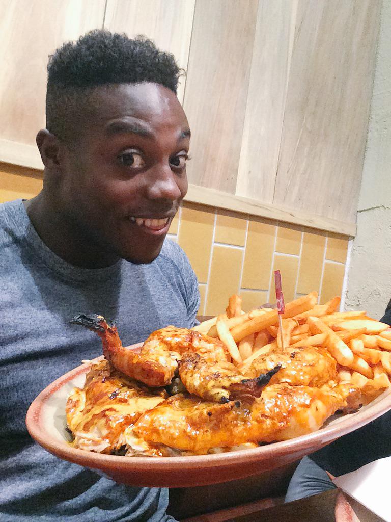 jesshall97xx's tweet photo. “@HarryAA100m: Post gym @NandosUK #Selfie! 😁 #NextLevelHunger 🐣🐔🍗 http://t.co/4aAe5SmWJa” 🙉🙀