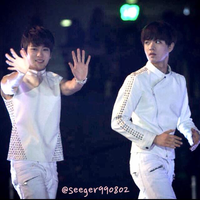 trialogue_rk's tweet photo. [PIC] #Jaehyun &amp; #Yuta #SMROOKIES @ SMTown Concert น่ารักละเกินนนนนนน http://t.co/wGs1tzTJkg