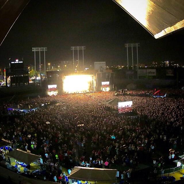 AdictosC13's tweet photo. 34 mil personas brindaron por El Aguante anoche en Puertorro!! @Calle13Oficial http://t.co/ItCSWhPgfJ