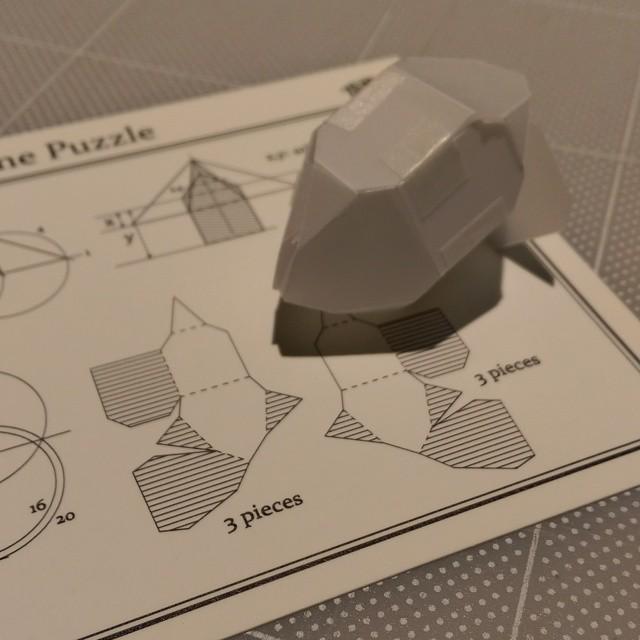 ルーチカ Ruchka A Twitter 結晶図 ペパクラの作り方4 マスキングテープで仮組する このペパクラは面そのものがのりしろになっているのでややこしく 説明書の展開図を参照する 組み方にもコツがあり 結晶パズルと呼ばれる所以 Ruchka Http T Co Q8glxqmmcl