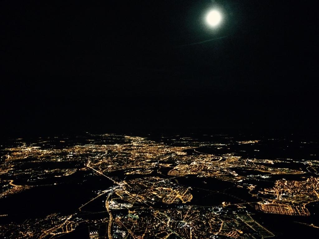 cajouline's tweet photo. “@gemmademarzo: Así se ve Madrid esta noche desde 16.000 pies , 4876 mts de altura http://t.co/drPm7n0gMd” CC @RelatedMAD