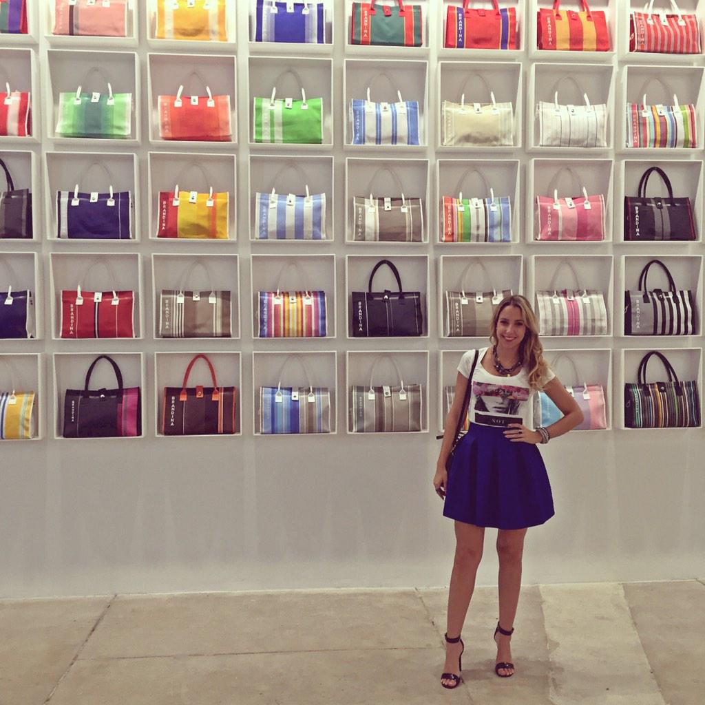 Wheredrobe's tweet photo. #Wheredrobe kind of art 👛👜💗😍 #wheredrobeartbasel #baseling #artbasel #abmb #fashionisart #wynwood #miami #whattowear http://t.co/vios9CLeLo