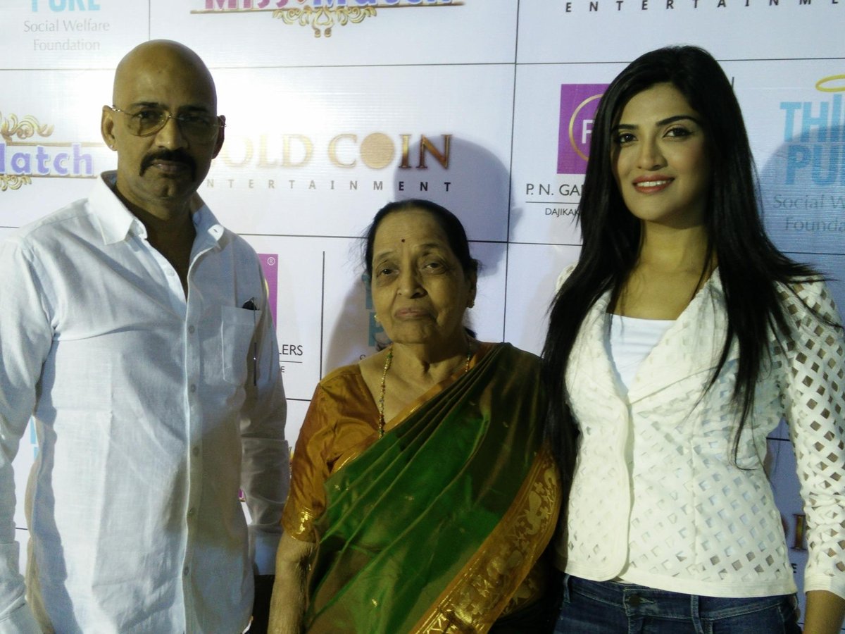 MissMatch12Dec's tweet photo. Miss Match Team with Shalini Vatve ( Lead Actress Mrinmai Kolwalkar's grandmother ) at Dajikaka Gadgil Museum http://t.co/rlOGYb8RjS