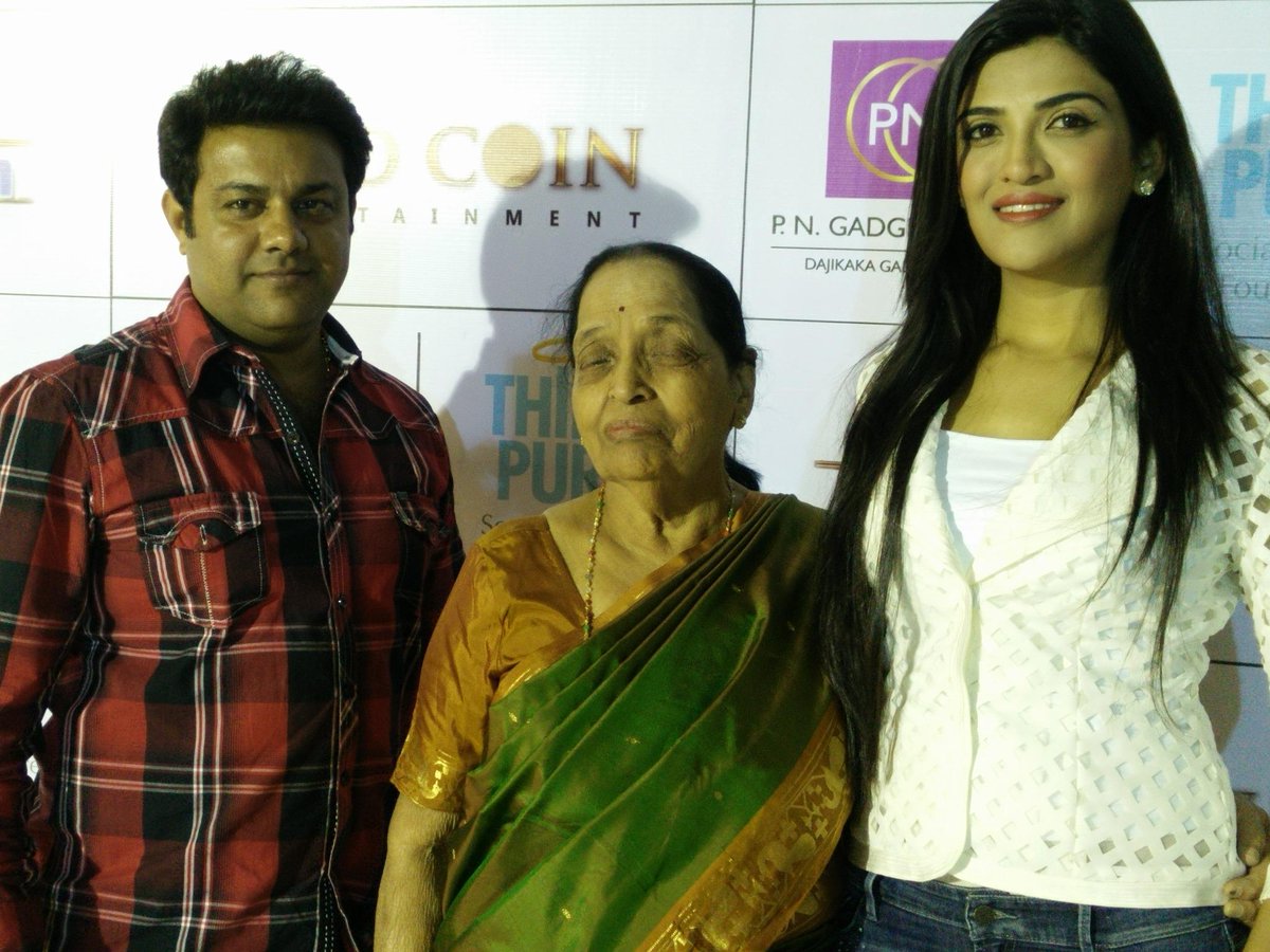 MissMatch12Dec's tweet photo. Miss Match Team with Shalini Vatve ( Lead Actress Mrinmai Kolwalkar's grandmother ) at Dajikaka Gadgil Museum http://t.co/rlOGYb8RjS