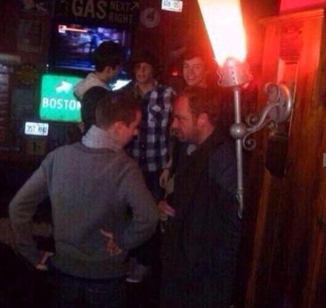 The1DUpdatesSP's tweet photo. Fotos no vistas de Harry,Louis y Niall en una de las "After party" de The X Factor en el año 2010. http://t.co/PEW1y4IZP7