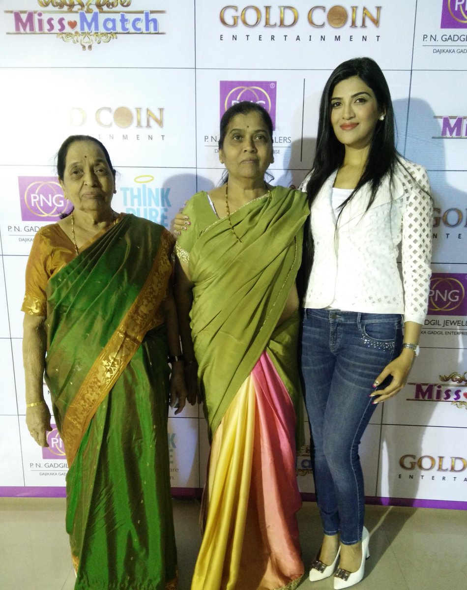 MissMatch12Dec's tweet photo. Three generations of Kolwalkar Family at Dajikaka Gadgil Museum http://t.co/c8F9jadY0u