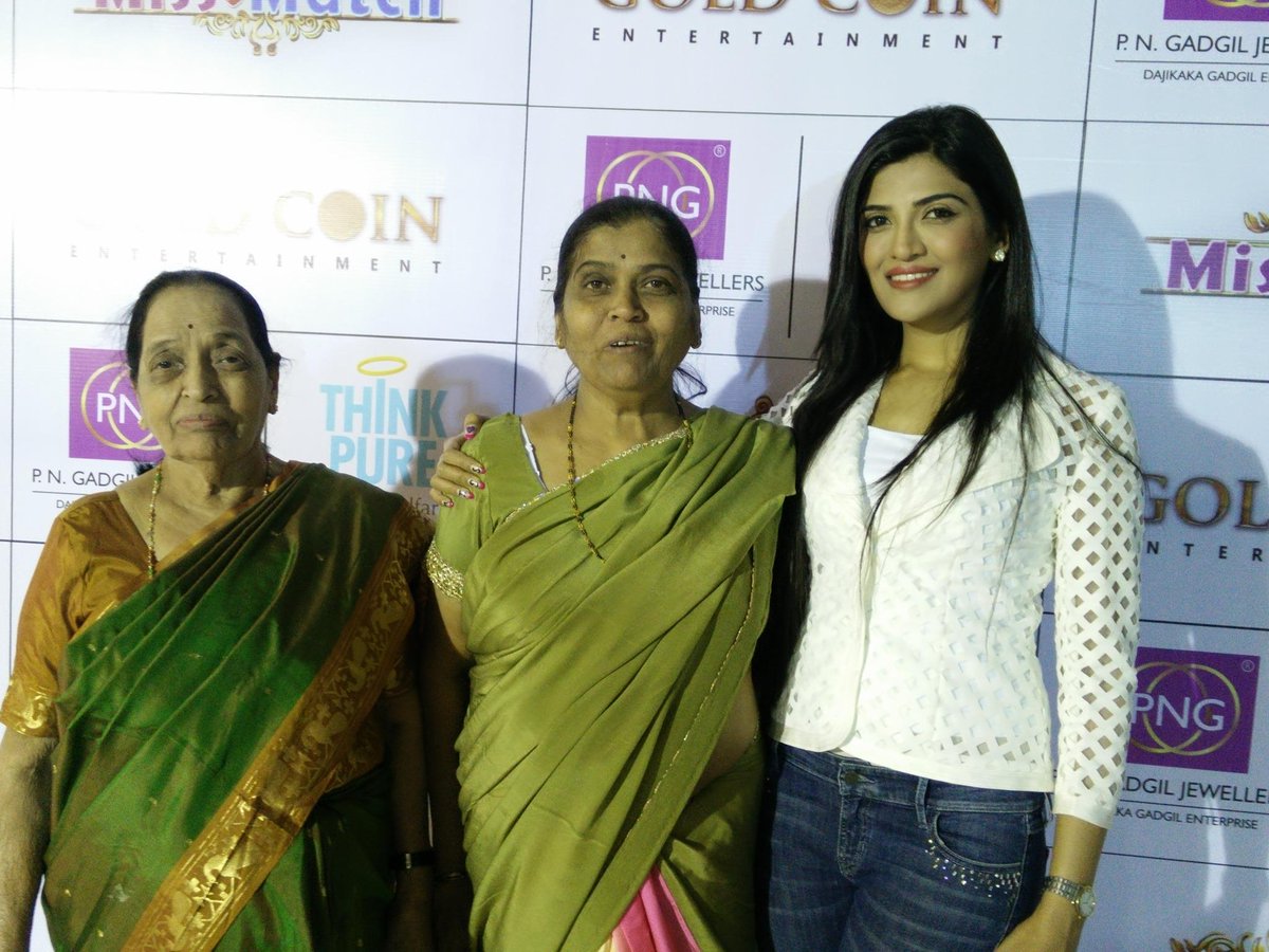 MissMatch12Dec's tweet photo. Three generations of Kolwalkar Family at Dajikaka Gadgil Museum http://t.co/c8F9jadY0u