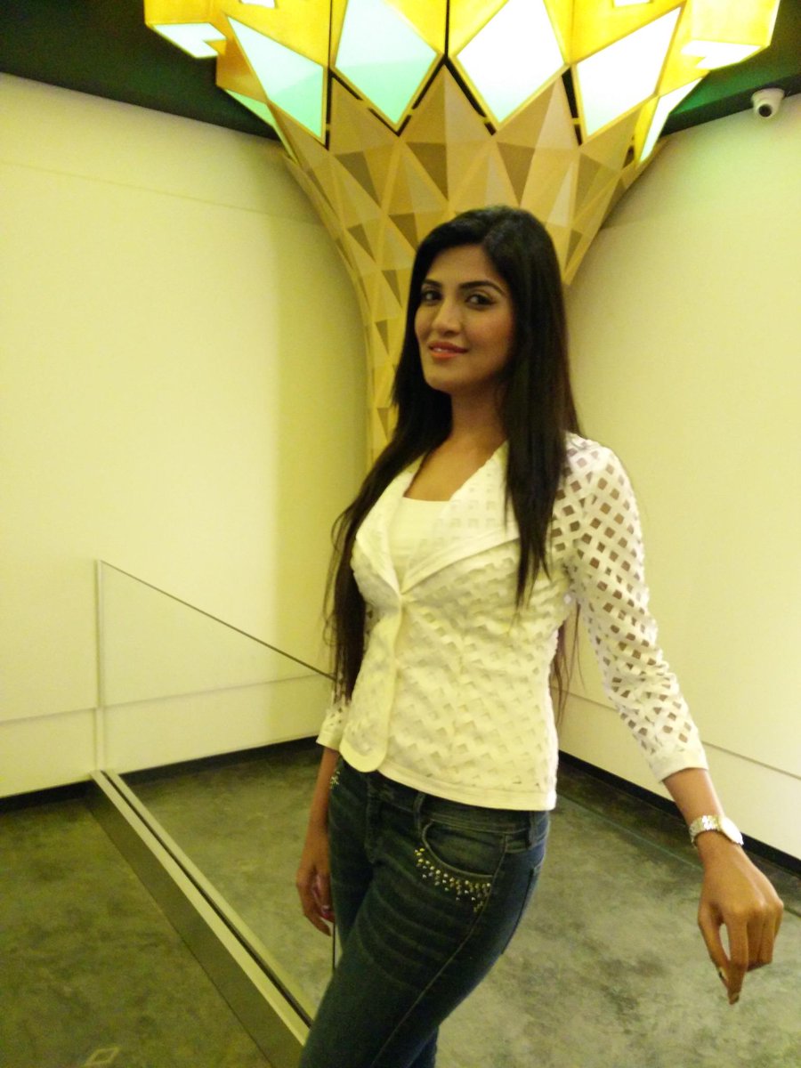 MissMatch12Dec's tweet photo. Lead actress Mrinmai Kolwalkar feels blessed at Dajikaka Gadgil Museum http://t.co/boNH1E0mTo