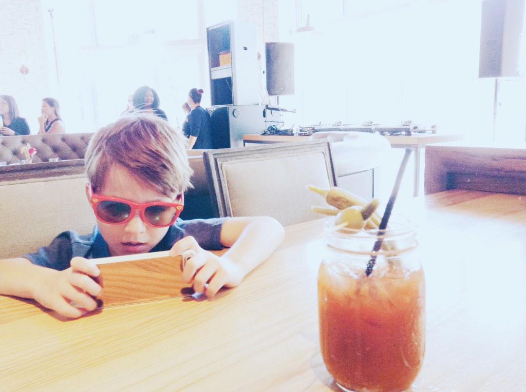 or_ang_ee's tweet photo. @or_ang_ee: Where you at @questlove ? 
#sundayfunday #emptyturntables #sittingwaitingwishing http://t.co/kHatg9O5Fb