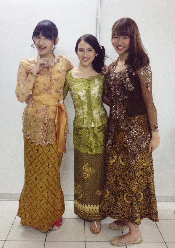 MelodyLaksani's tweet photo. Diapit yang cantik2 dan tinggi2😅 http://t.co/zb6D4kCb5F