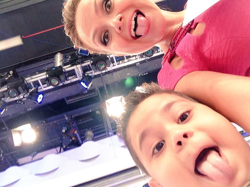 ProgramaEliana's tweet photo. Chegamos com #FenômenosDoYoutube e tem selfie com o pequeno Alaherte!!!! http://t.co/Nmf7HaAECv