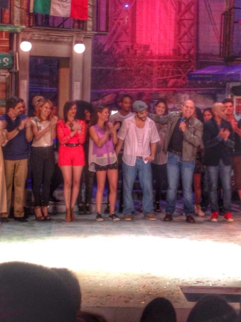 produccionesAS's tweet photo. Closing night for the Dominican cast of In the Heights after a run of only sold out performances!! @Lin_Manuel 👏 http://t.co/E3dlz8rn8C