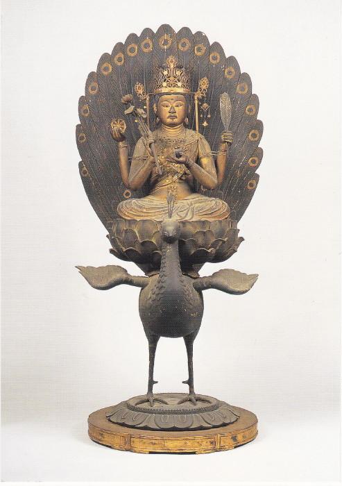 butsuzobot's tweet photo. 正暦寺孔雀明王坐像：鎌倉時代の制作。 孔雀は端正な容姿を持つが、毒虫や毒蛇を好んで食すという。だが、孔雀はその毒に侵されることはない。そこから転じて、孔雀明王は人間にとって毒である苦しみや災厄、煩悩を取り除く功徳があると伝わる。 https://t.co/zB6nm7UxTJ